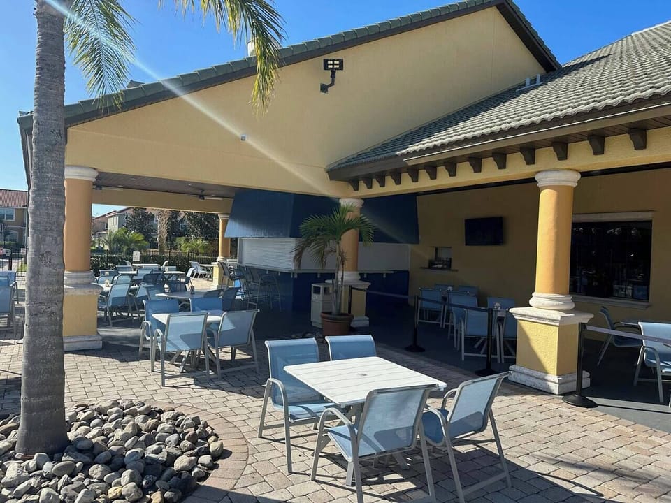 Pool: Poolside bar