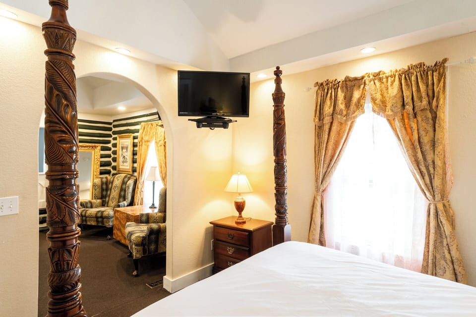 Cabin, 1 Queen Bed, Non Smoking (Overlook) | Free WiFi, bed sheets