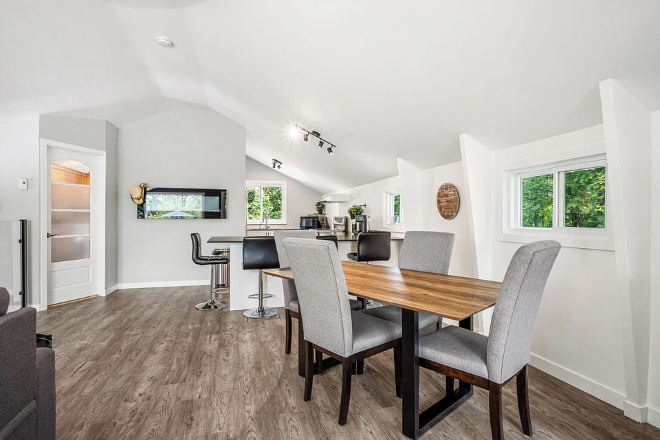 Dining room and kitchen (1)