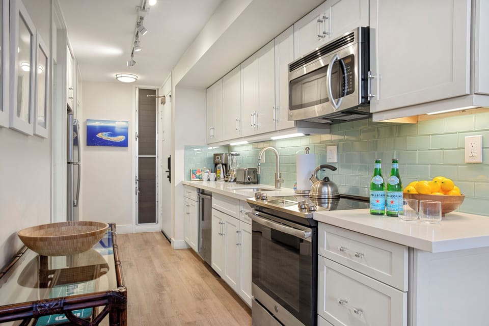 Studio (MKV-B247) | Private kitchen | Fridge, microwave, oven, coffee/tea maker