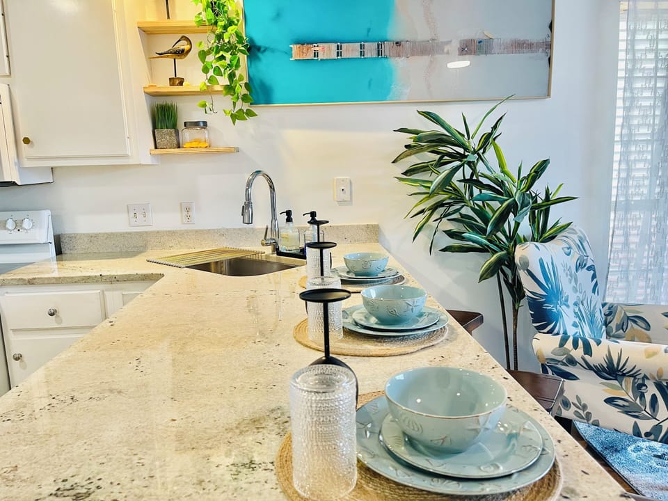 Kitchen - granite counters, fully stocked with dishes