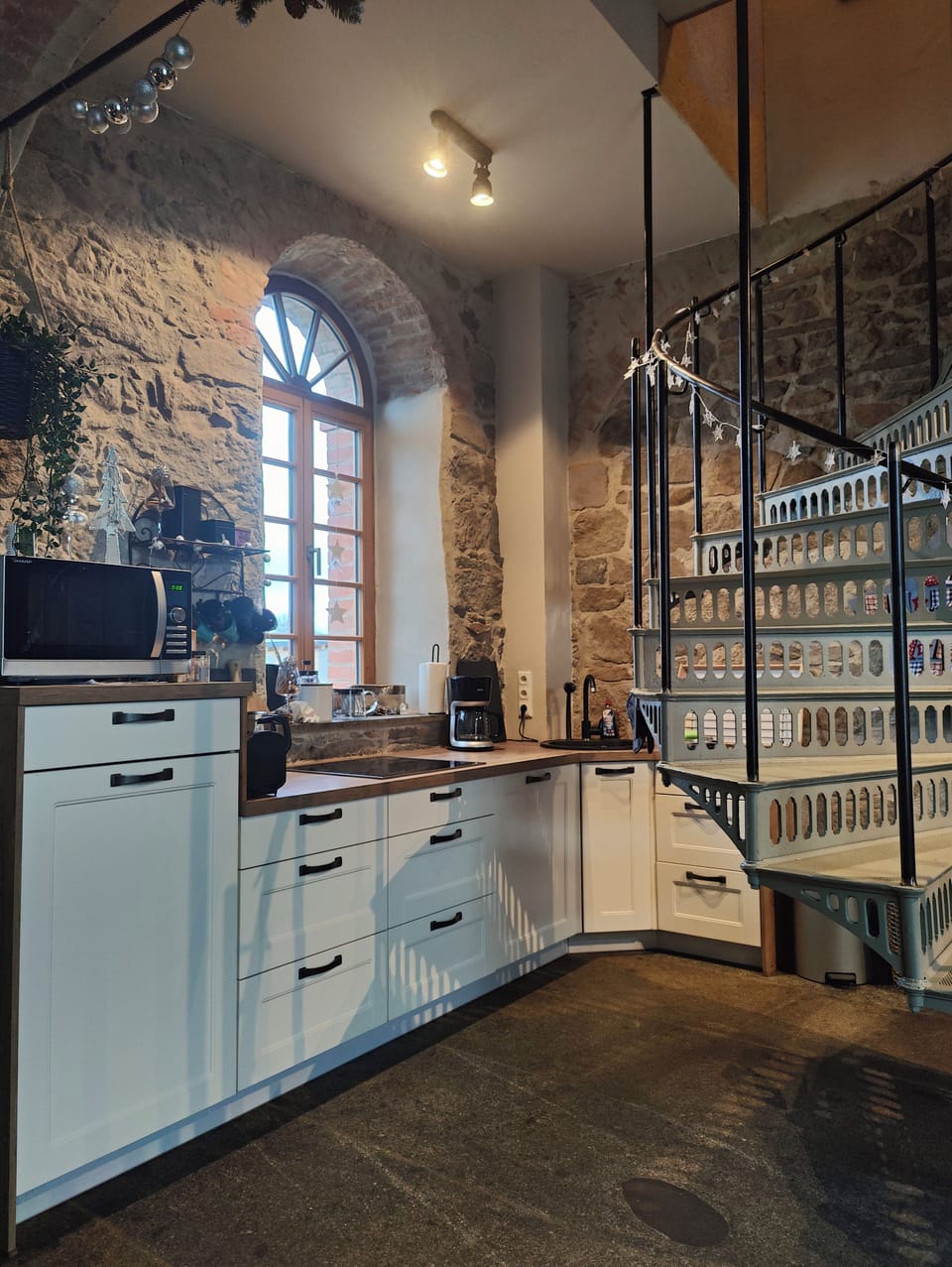 HexenburgbeiDresden Maisonette 2 Etagen 4 Schlafzi. Kamin Terrasse Faßsauna, Nähe Sächsische Schweiz | Private kitchen | Full-size fridge, microwave, oven, stovetop