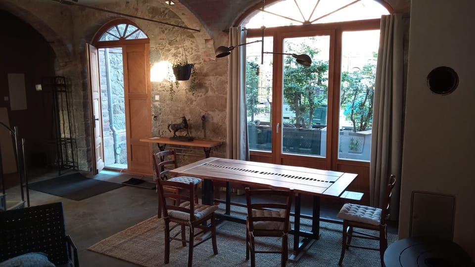 HexenburgbeiDresden Maisonette 2 Etagen 4 Schlafzi. Kamin Terrasse Faßsauna, Nähe Sächsische Schweiz | In-room dining