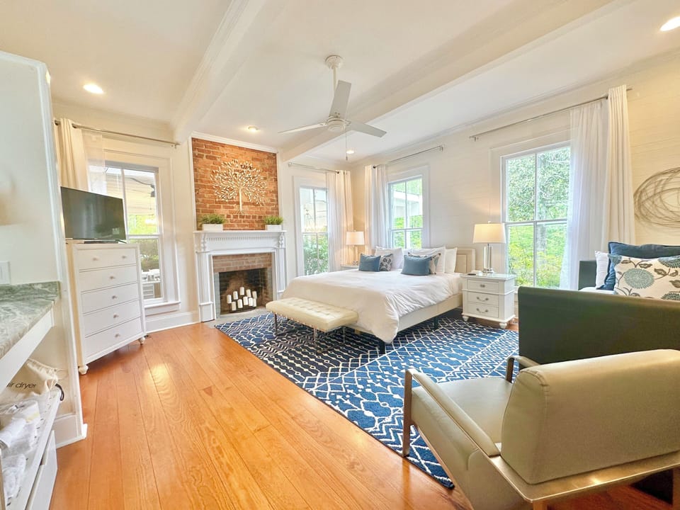 Coral Master enSuite-Main Level Main House(Sleeps 4).King&Twin w/ twin trundle.