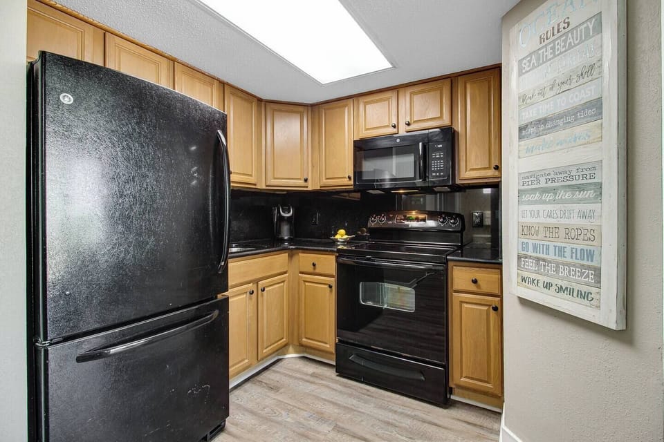 Kitchen that has all the basics