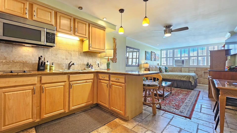 FULL KITCHEN