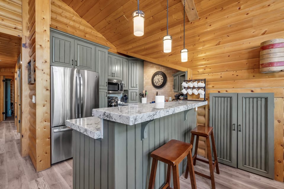 Kitchen: Well-equipped kitchen, stainless steel appliances, kitchen bar w/2 bar stools