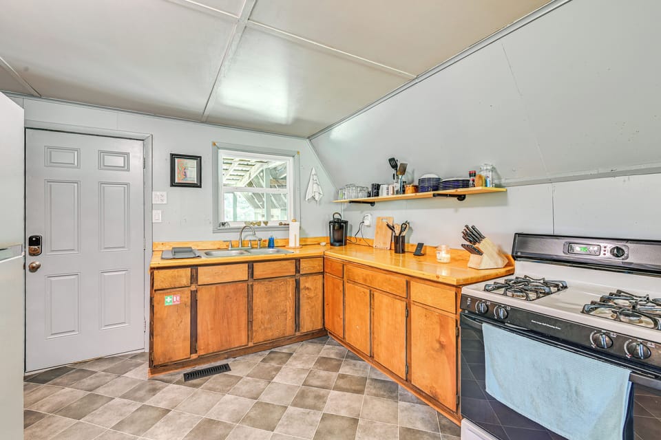 Kitchen | Keurig Coffee Maker (Starter Coffee Provided) | 1st Floor