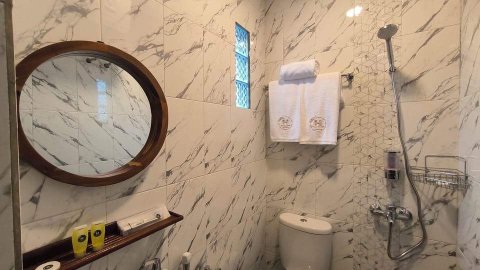 Deluxe Triple Room | Bathroom