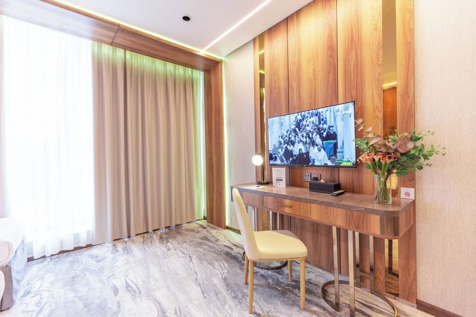 Junior Quadruple Room, 1 Bedroom, City View | Living area