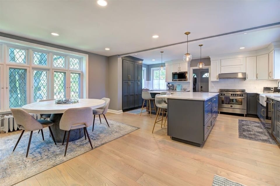 Eat-in kitchen