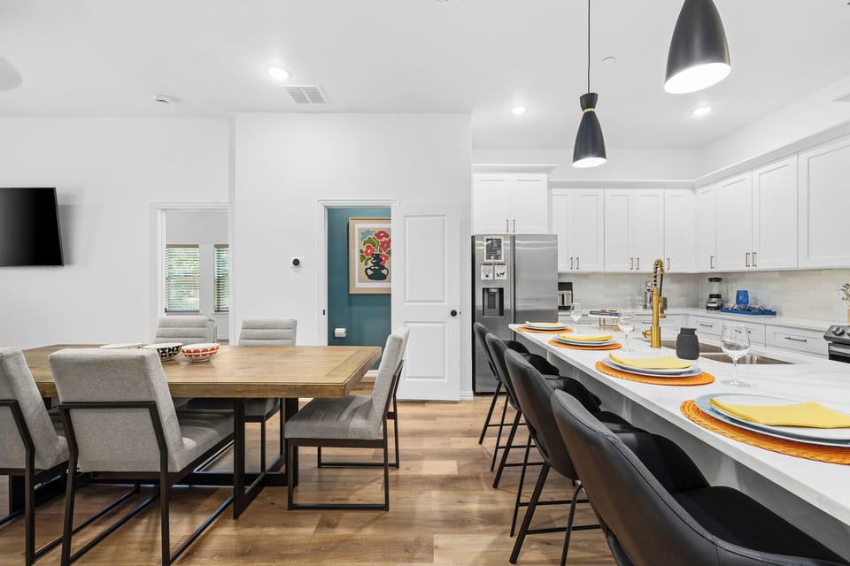 Gather around and eat like you live here. The dining area seats your whole group and flows seamlessly into the full kitchen — ideal for group travel, family stays, and anyone who wants more than a hotel room near Globe Life Field.