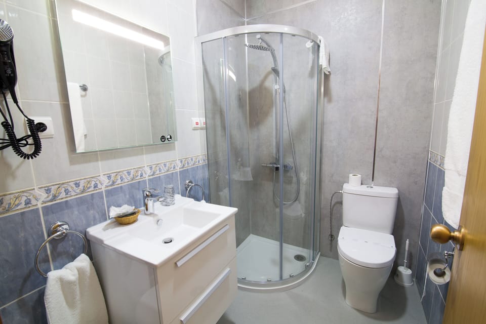 Triple Room | Minibar, desk, free WiFi, bed sheets