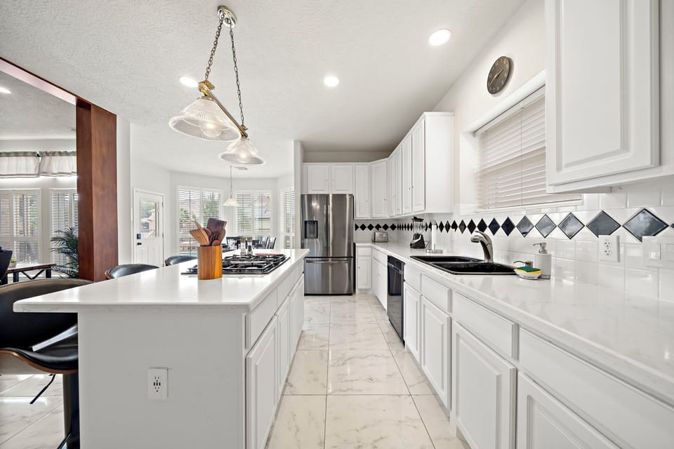 Fully equipped kitchen with high quality granite countertops. Fridge dispenses water and ice!