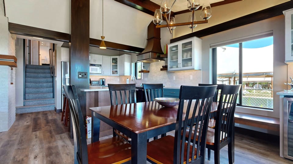 Open concept kitchen/dining 