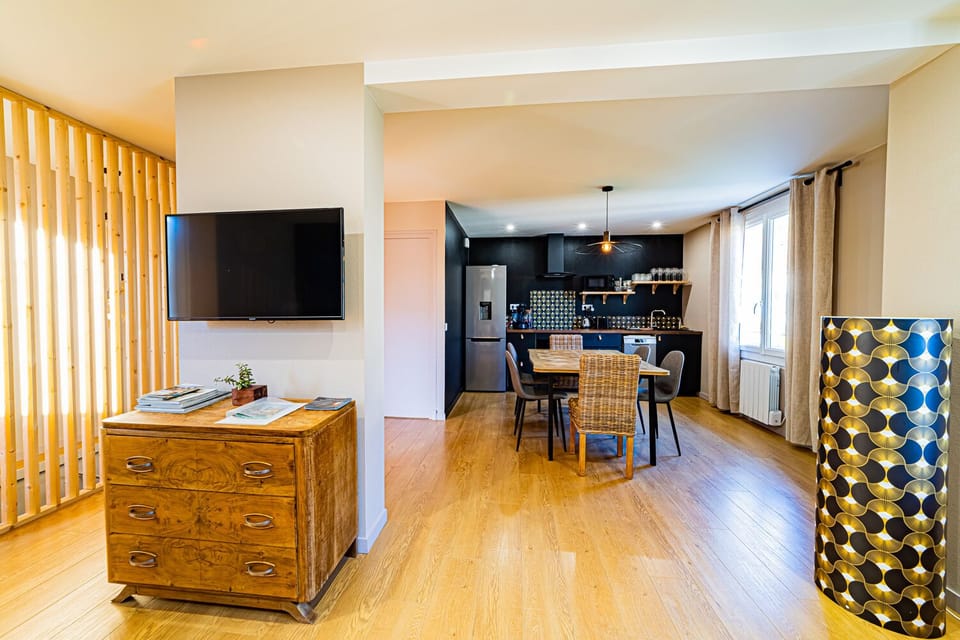 Le Fruité | Living area | 50-inch Smart TV with satellite channels