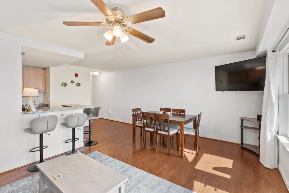 Dining area with table for 6 and breakfast bar with 4 barstools