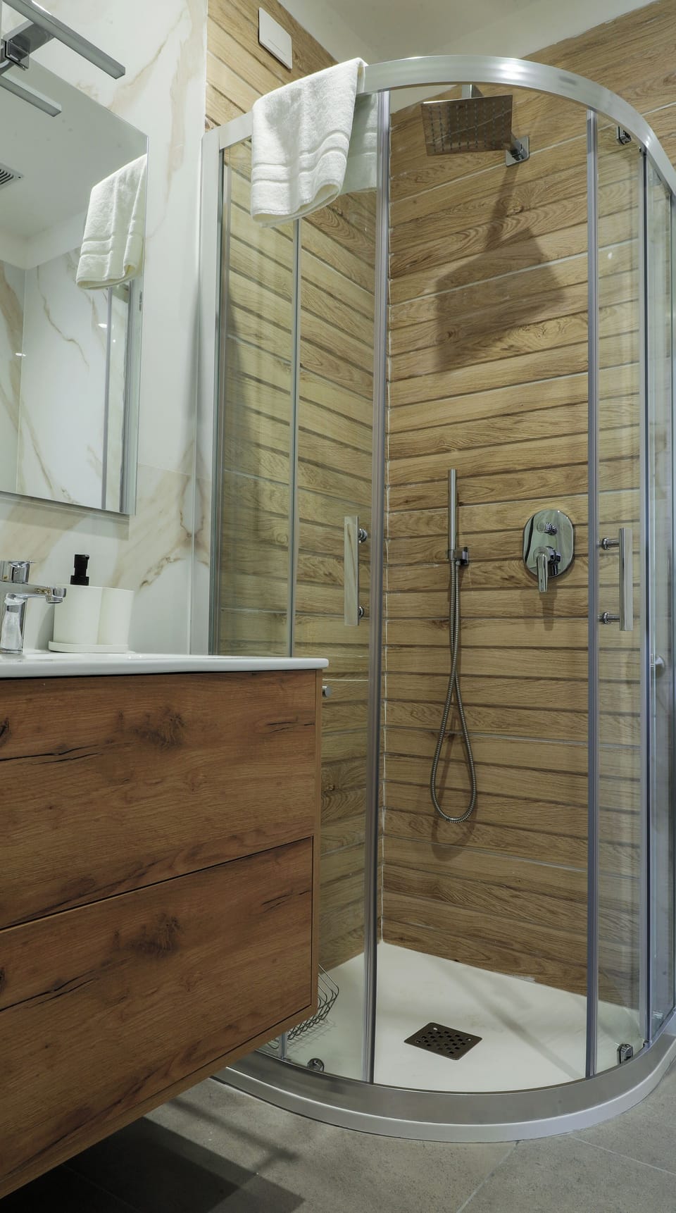 Basic Double Room | Bathroom | Shower, hair dryer, bidet, towels