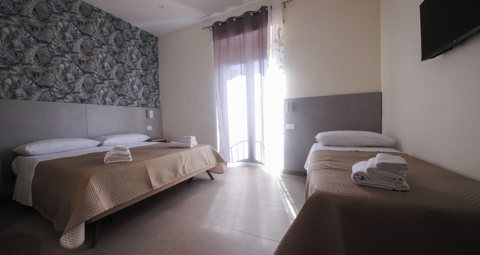 Basic Room (Triple) | Desk, laptop workspace, soundproofing, free WiFi