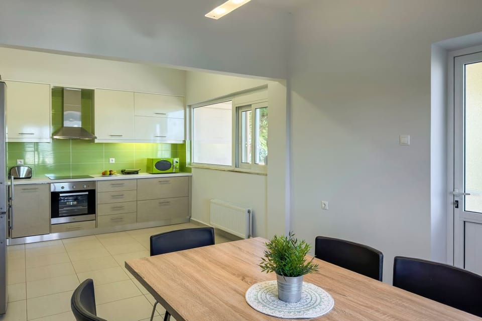 Electric kettle, highchair