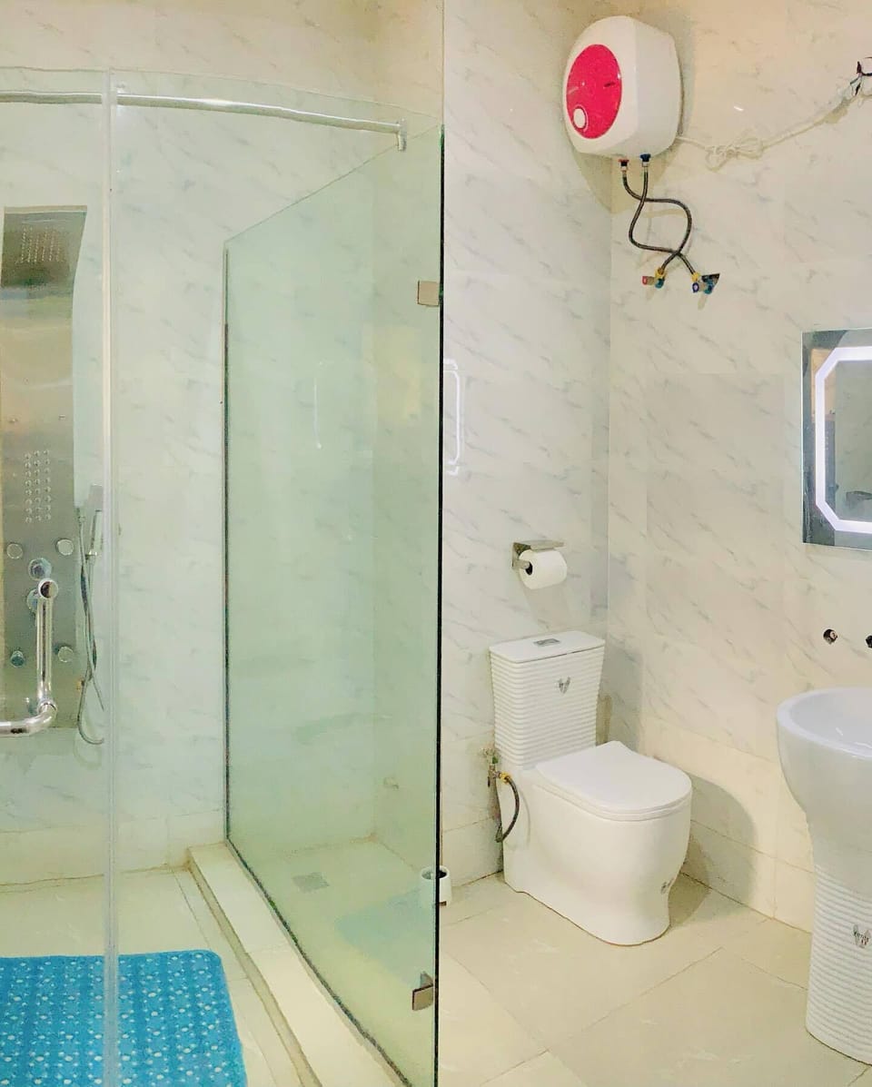 Bathtub, free toiletries, towels, soap