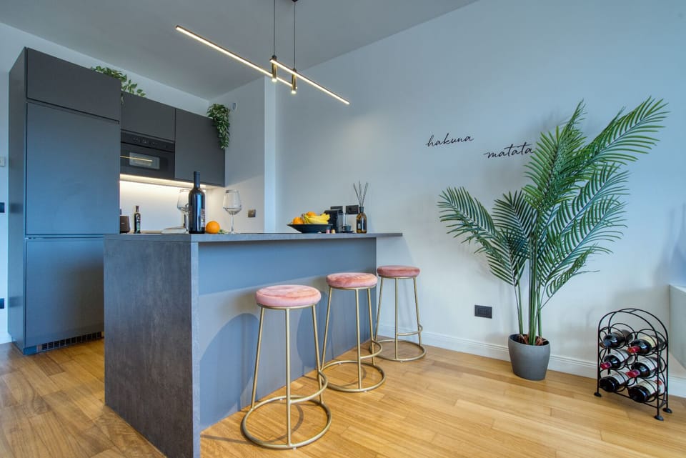 Deluxe Apartment | Living area | Flat-screen TV