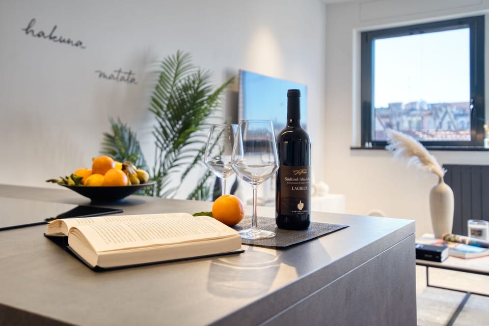 Deluxe Apartment | Living area | Flat-screen TV