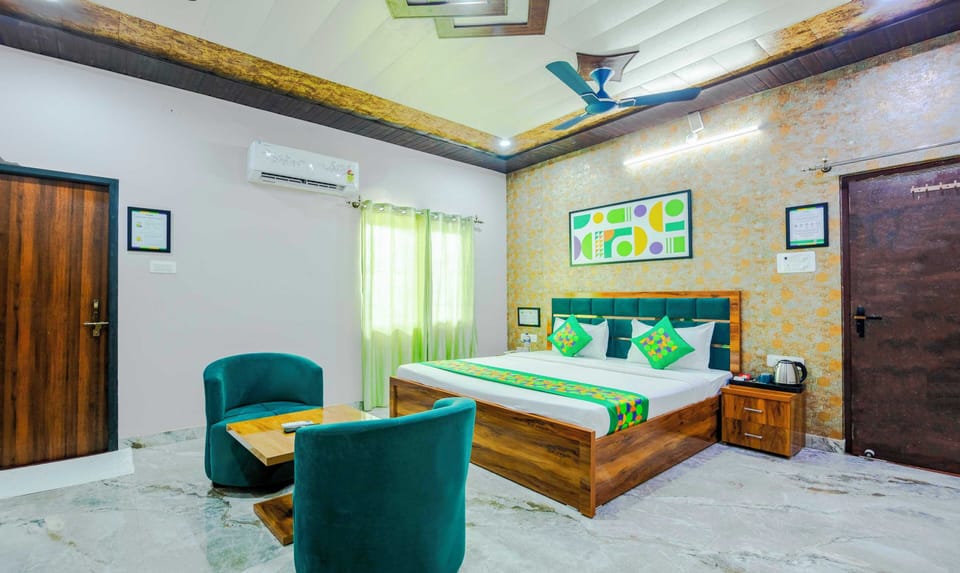 Deluxe Room | In-room safe, desk, blackout drapes, iron/ironing board