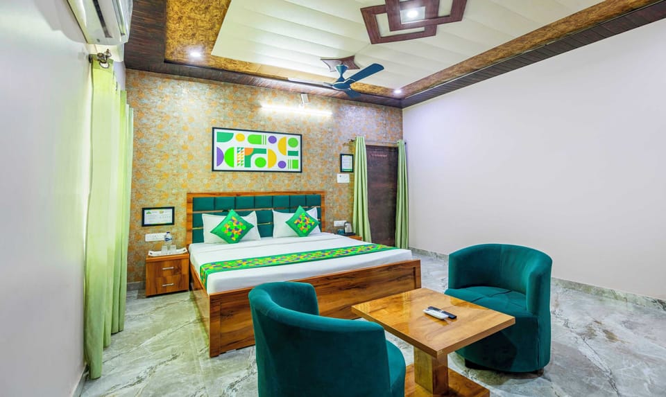 Deluxe Room | In-room safe, desk, blackout drapes, iron/ironing board