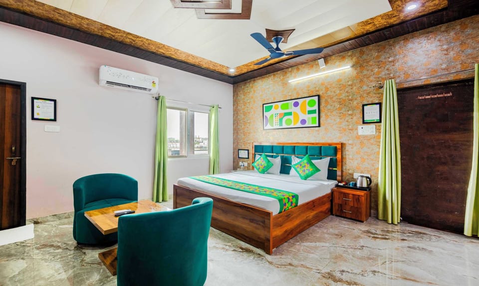 Deluxe Room | In-room safe, desk, blackout drapes, iron/ironing board