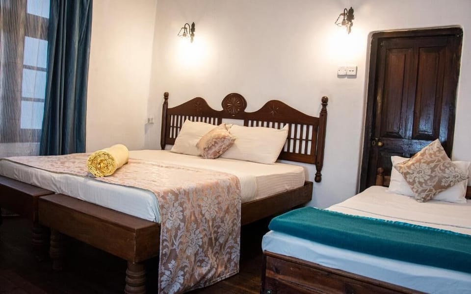 Deluxe Triple Room, Garden View | Desk