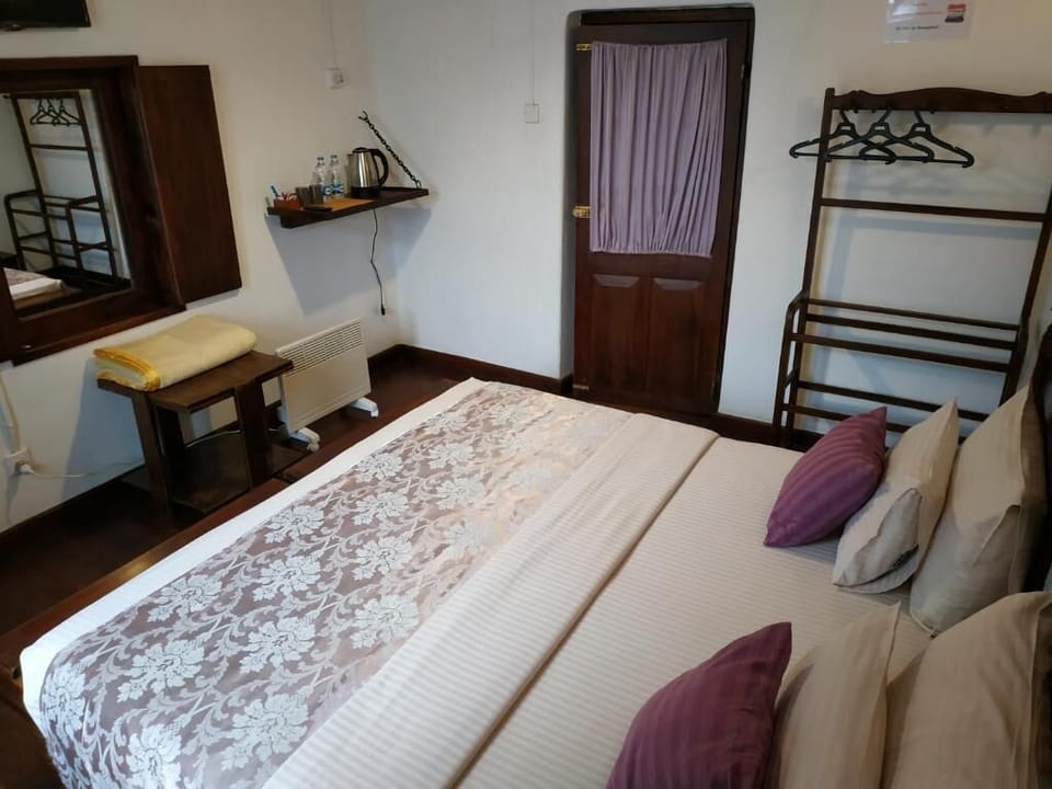 Standard Double or Twin Room, Garden View | Desk