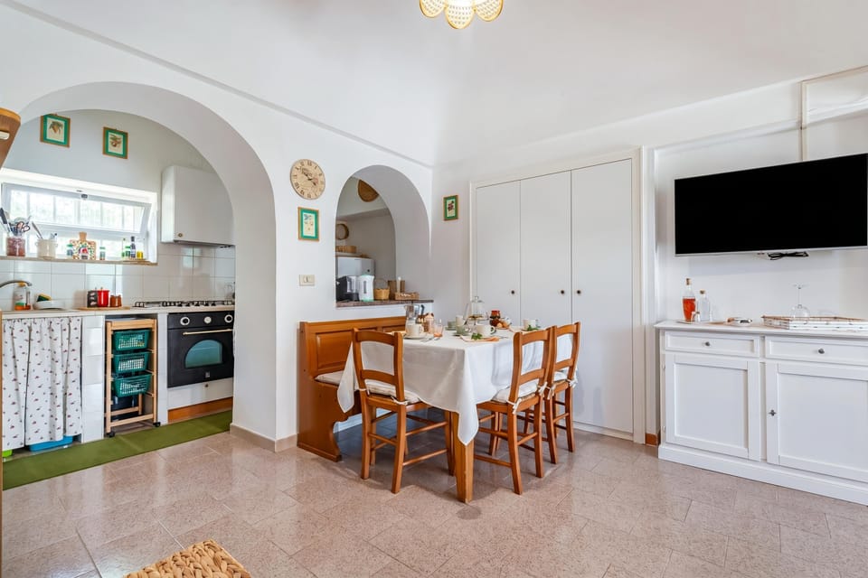 Family House, Multiple Bedrooms, Mountainside (Casa Vacanze Minare Selva di Fasano) | Dining