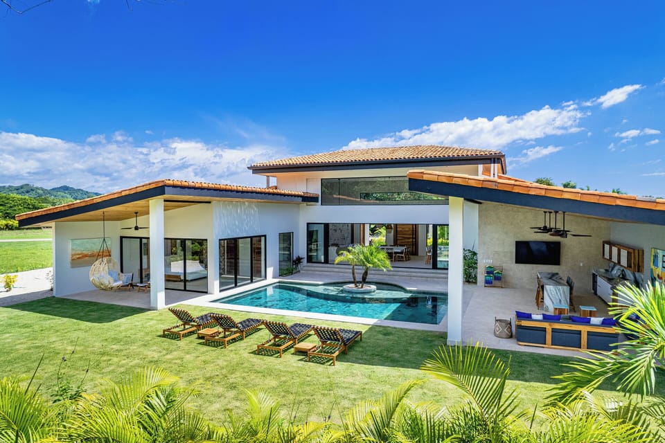 Kila Beach House - Indoor-outdoor elegance: gourmet kitchen, private pool, and a terrace that calls you to savor every warm Costa Rican evening.