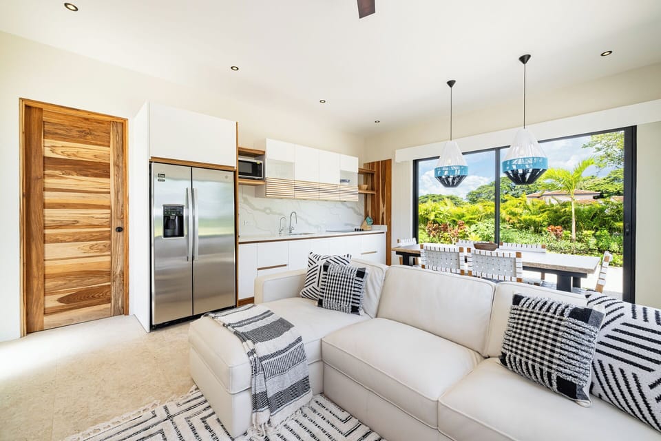 Living space apartment - Living space apartment with TV, a well-equipped kitchenette, and its own separate entrance.