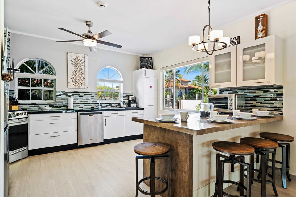 Enjoy the convenience of a well-stocked kitchen, ideal for casual breakfasts or elaborate dinners - Open kitchen with chick backsplash and breakfast bar with high stools, perfect for cooking and entertaining - Contemporary design with clean lines