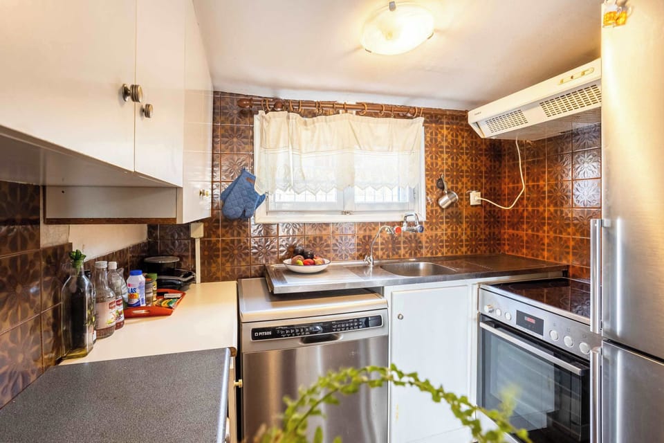 Chef-Friendly Kitchen • Full-Size Stove, Fridge & Utensils
