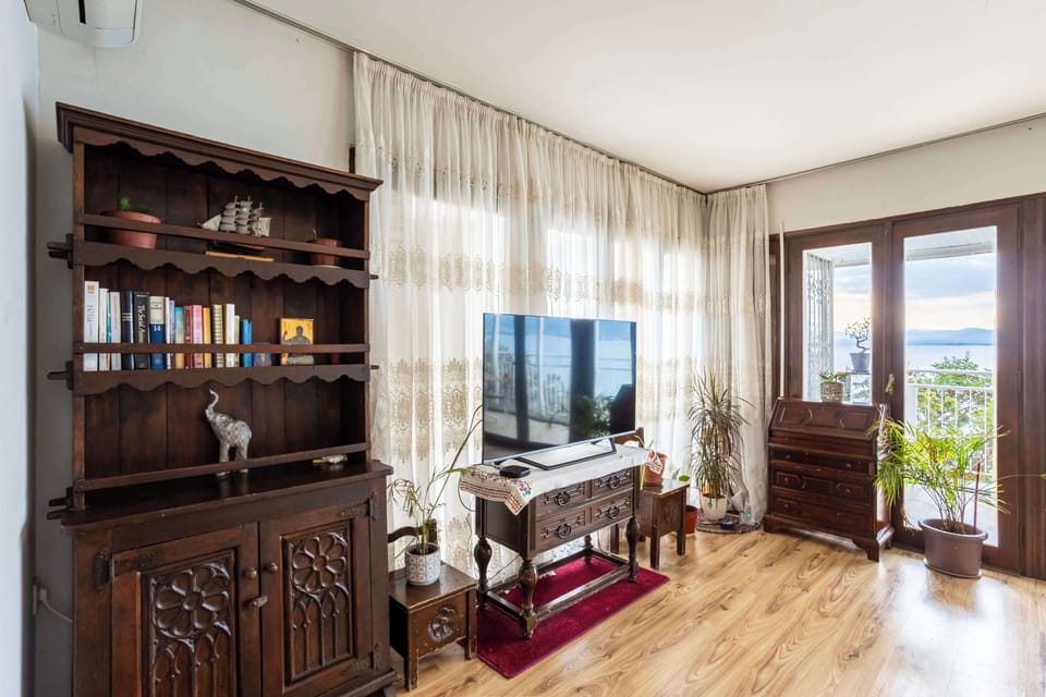 Bright Living Room • Ocean-Facing Windows & Reading Nook
