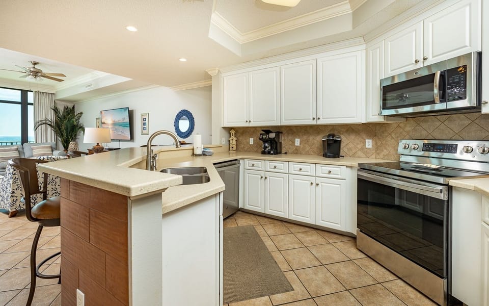 Condo, 3 Bedrooms | Private kitchen | Coffee/tea maker, fridge, oven