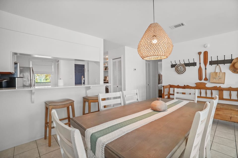 Condo, 2 Bedrooms | Dining