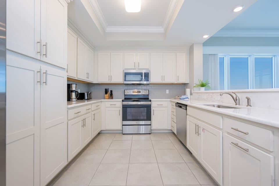 Condo, 4 Bedrooms | Private kitchen | Fridge, oven, coffee/tea maker
