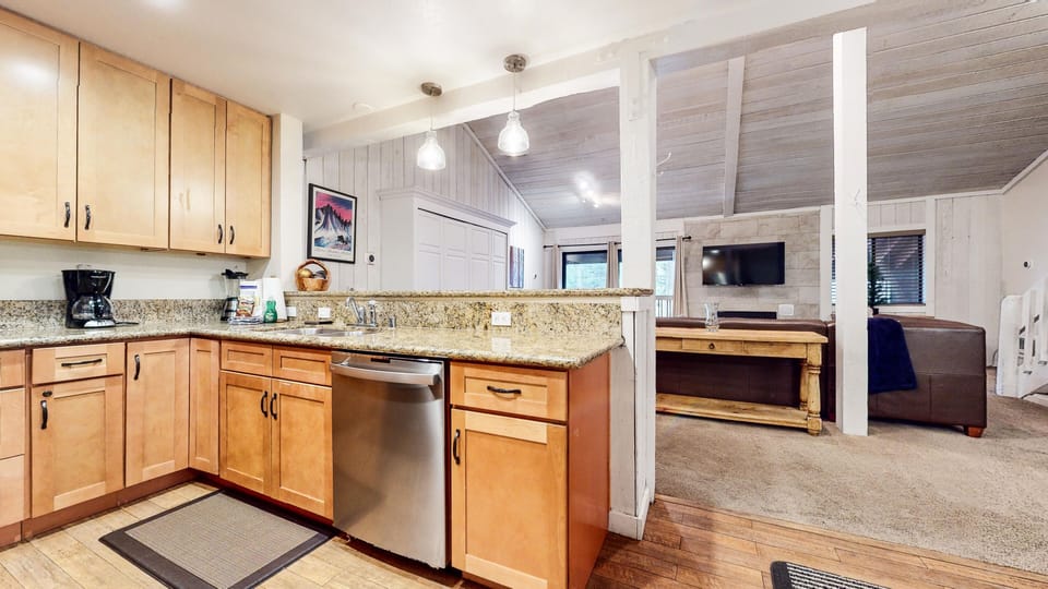 Condo, 3 Bedrooms | Private kitchen | Coffee/tea maker, fridge, oven, toaster