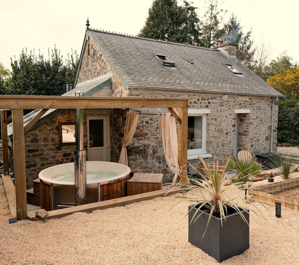 Outdoor spa tub