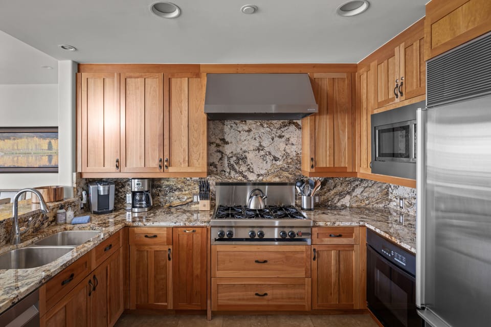 Kitchen - Granite countertops and top-of-the-line stainless steel countertops