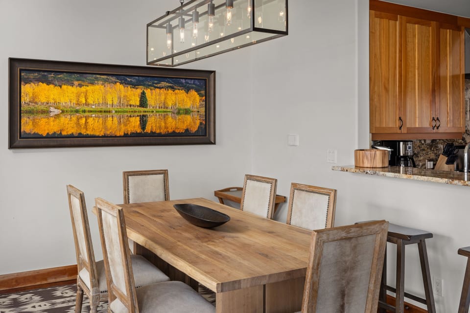 Dining Room - Dining table with seating for 6