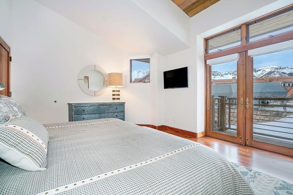 Bedroom 1 - Primary Bedroom - Main Level - King sized bed with ensuite bathroom
