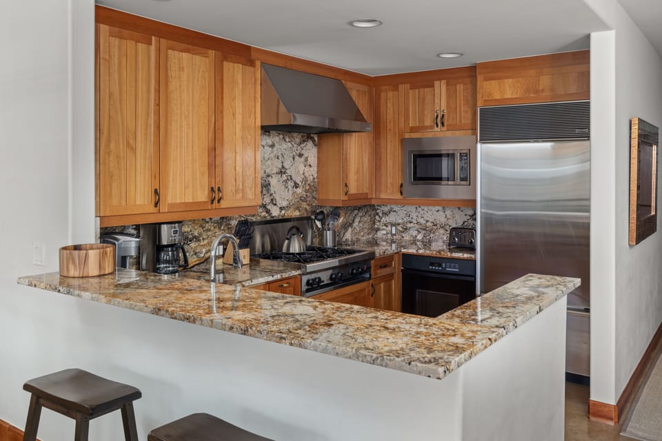 Kitchen - Fully equipped kitchen with island bar seating for 2