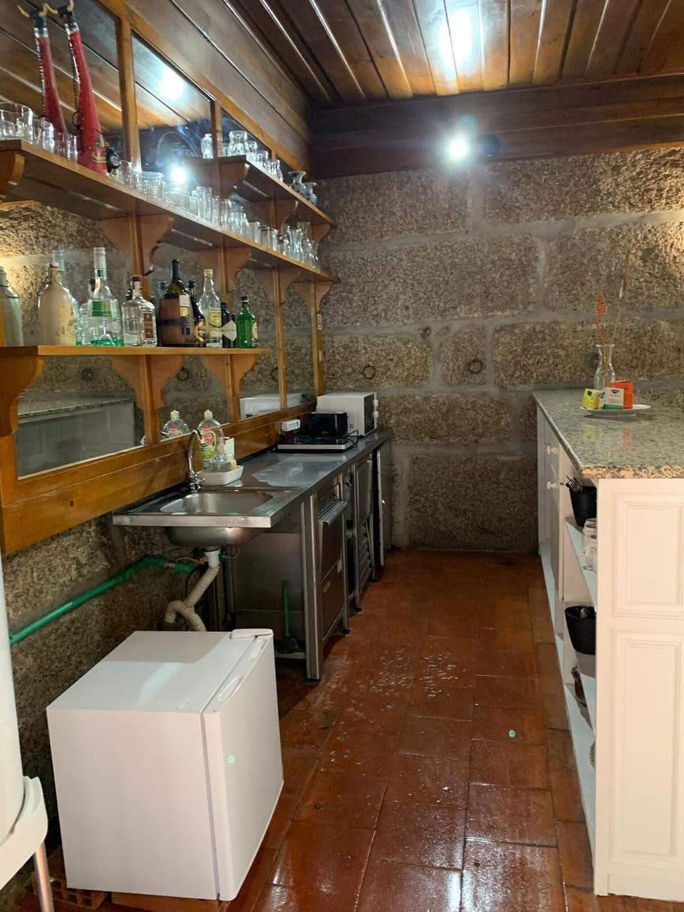Family Room (SUITE T1) | Private kitchen | Fridge, microwave, oven, stovetop