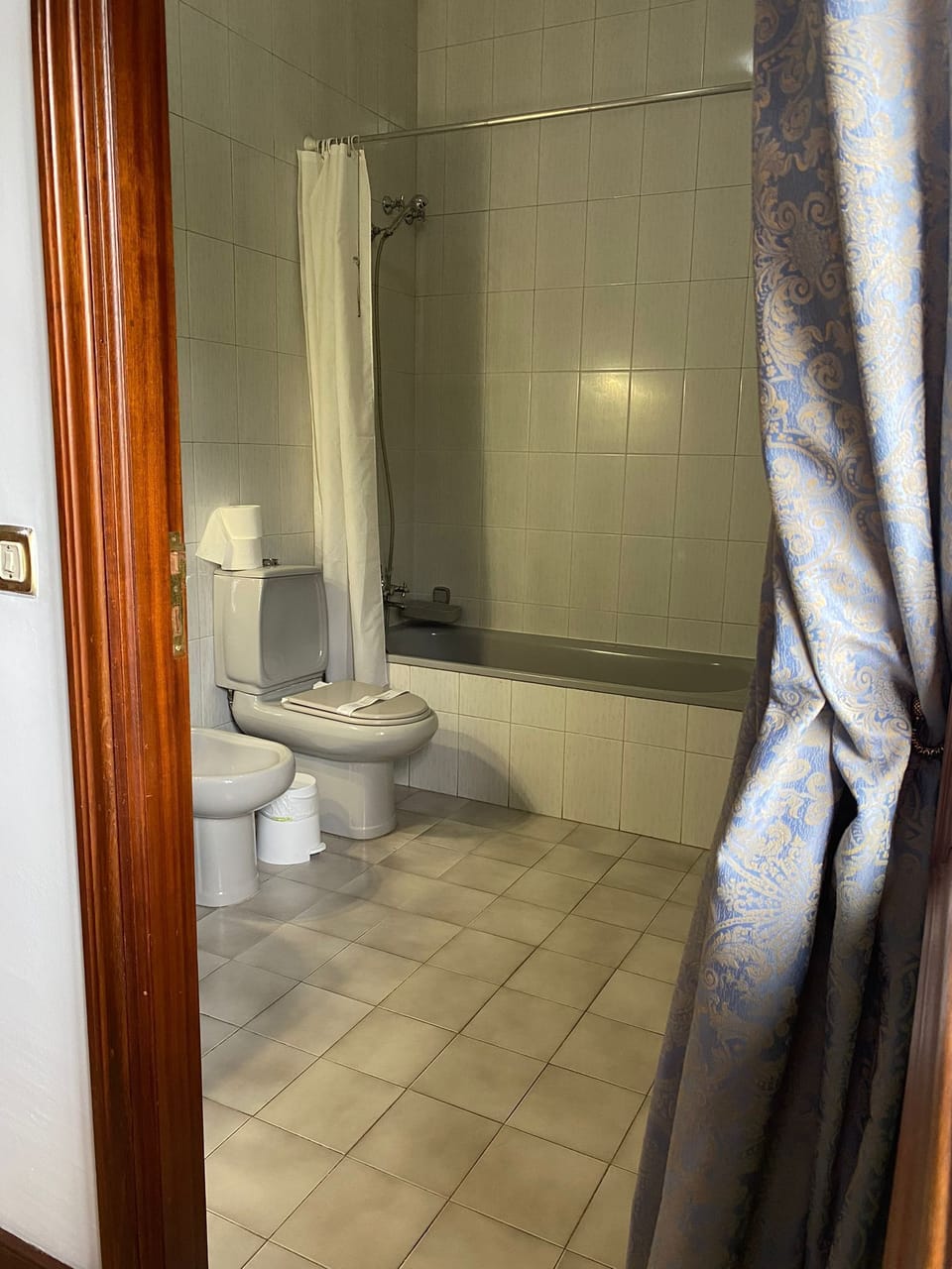 Towels, soap, shampoo, toilet paper