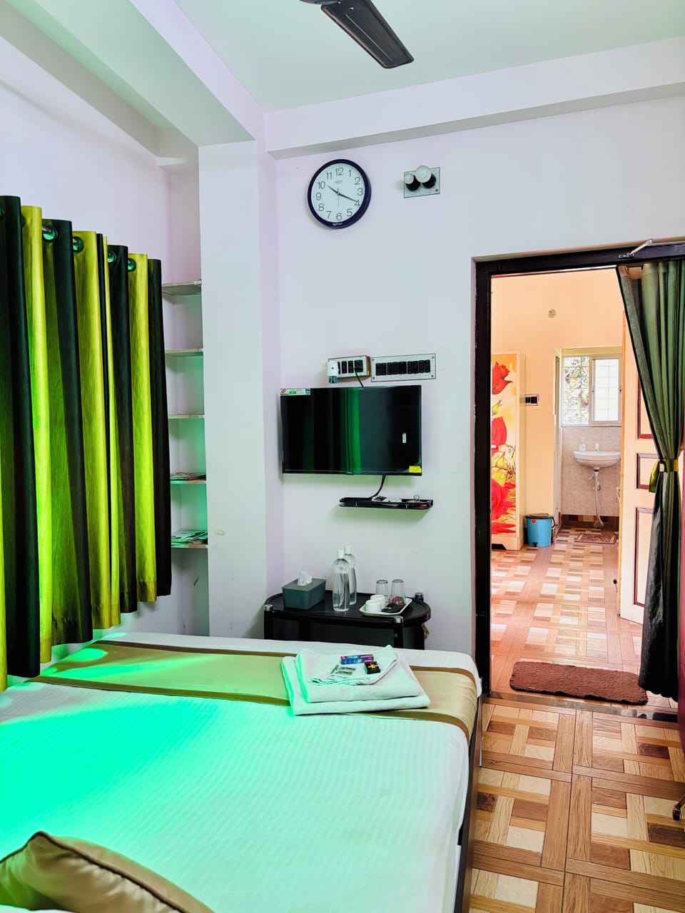 Deluxe Double Room | Laptop workspace